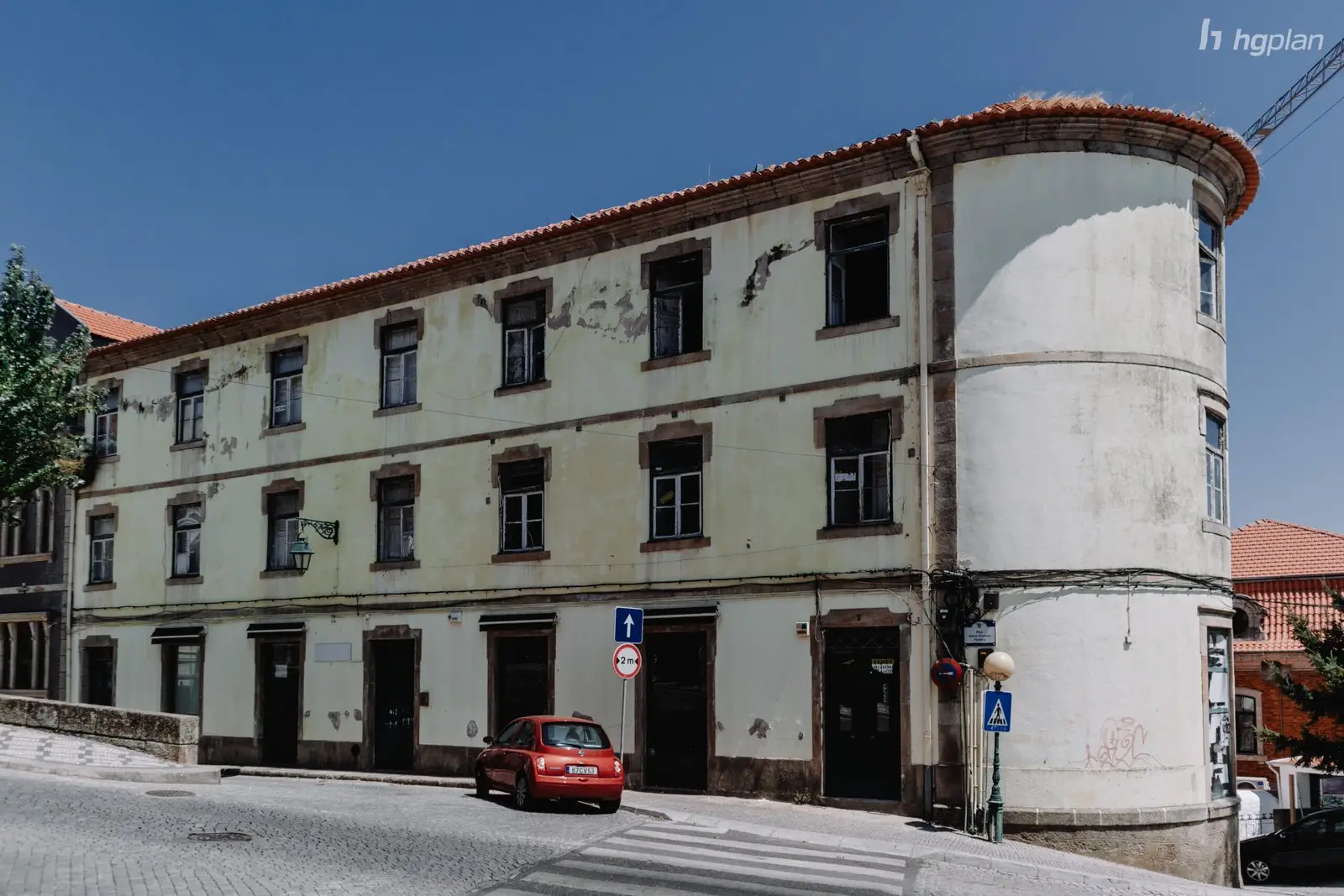 Reabilitação Prédio antigo em esquina urbana.